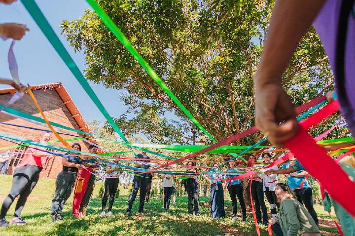 Guia de educação ambiental une arte e ciência propondo caminhos regenerativos em prol da vida no planeta