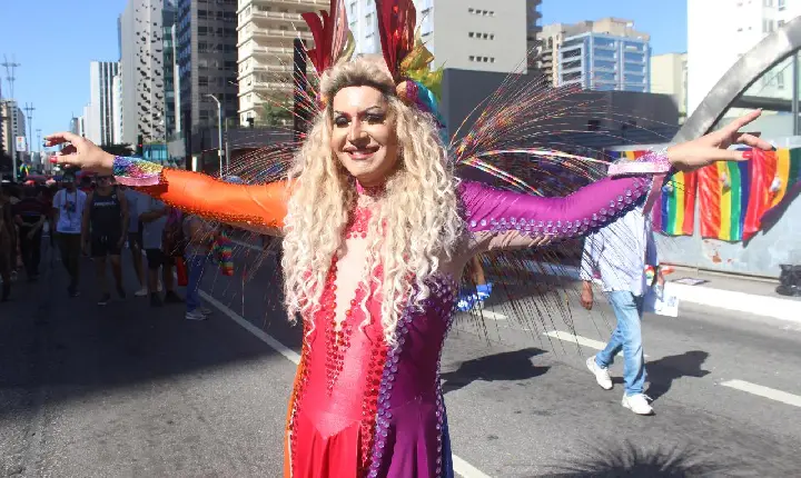 Parada do Orgulho LGBT+ de São Paulo: Grito Contra a Negligência Legislativa e pelo Voto Consciente