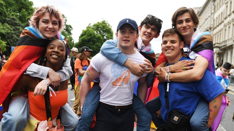 Heartstopper: Elenco ‘afronta’ conservadores em parada LGBTQ+