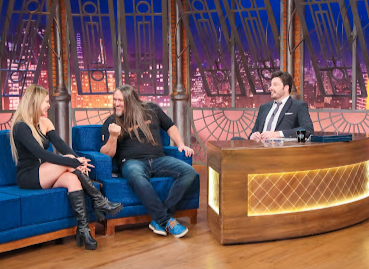 Hoje: Danilo Gentili e Leandro Voz duelam cantando 'Galopeira' no The Noite