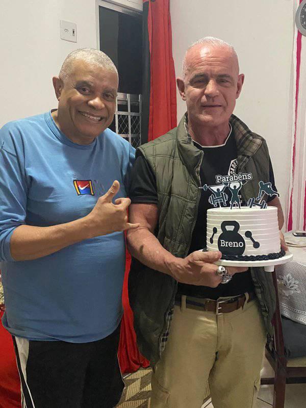 Mestre Claudio Coelho  que é foco da empresa Paradise Warriors Filmes, faz festa surpresa para o ator Breno Augusto Guimarães