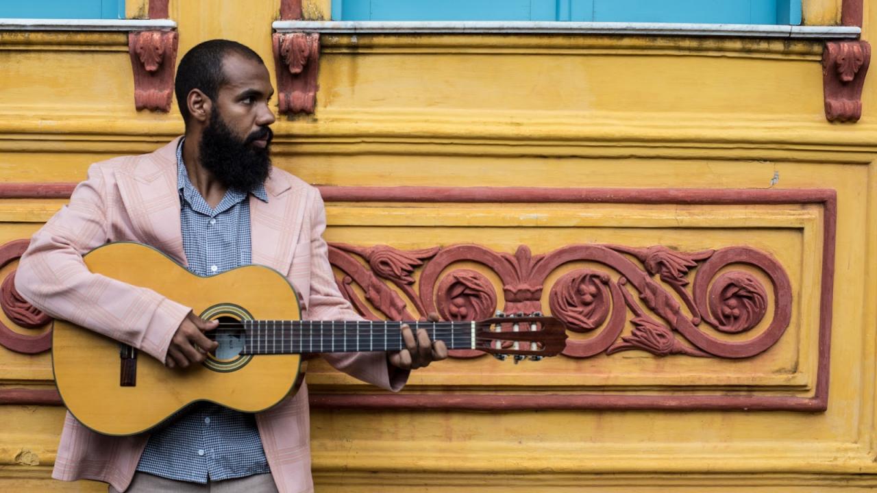 Russo Passapusso apresenta show na Casa Natura Musical com repertório do disco Paraíso da Miragem