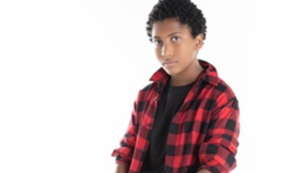 Com apenas 13 anos de idade, Agyei é ator, dublador, cantor, compositor e guitarrista