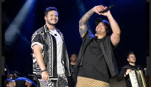 Matheus e Kauan comemoram sucesso de suas canções no TOP 20