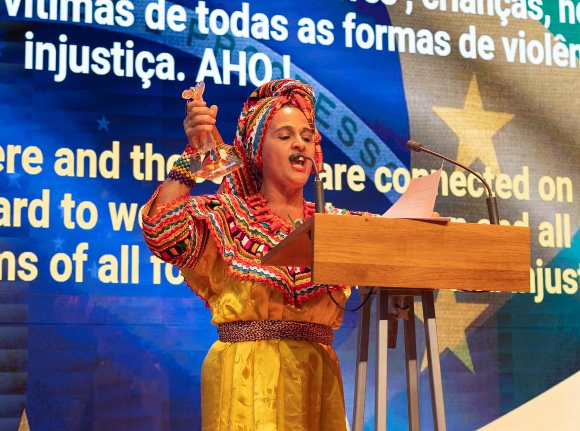 BRASILEIRA EMBAIXADORA DA PAZ FOI PREMIADA NA FRANÇA
