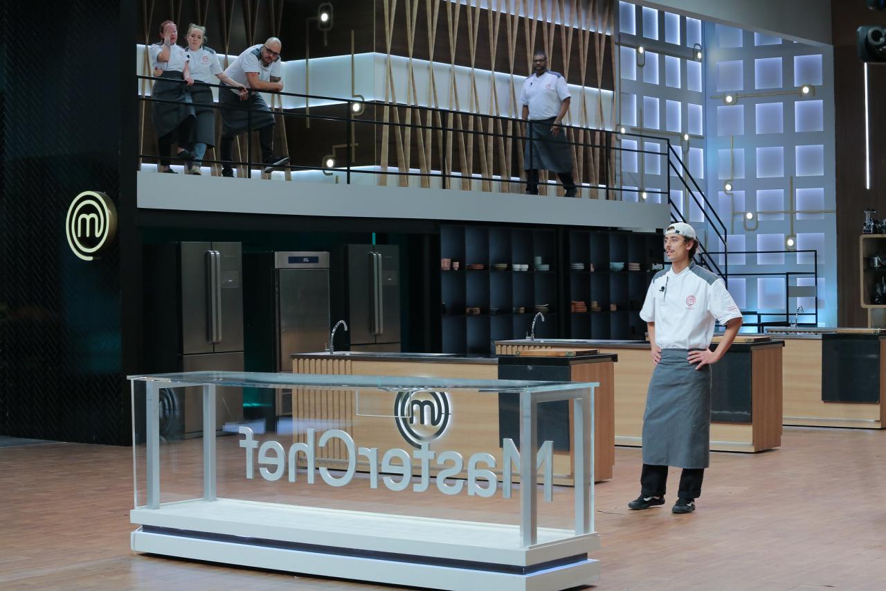 Enzo vai mal em duas provas consecutivas, protagoniza 'climão' com Erick Jacquin e é eliminado do 