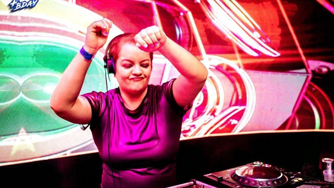 DJ famosa no cenário musical LGBTQIA+ morre ao cair de trio elétrico
