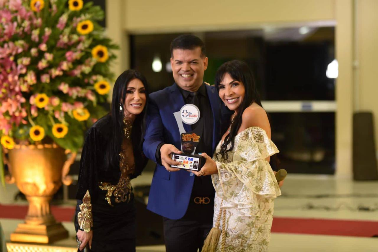 A colunista social Aninha Monteiro recebe homenagem da AABB de Arapiraca pelas mãos do anfitrião Bira Franklin