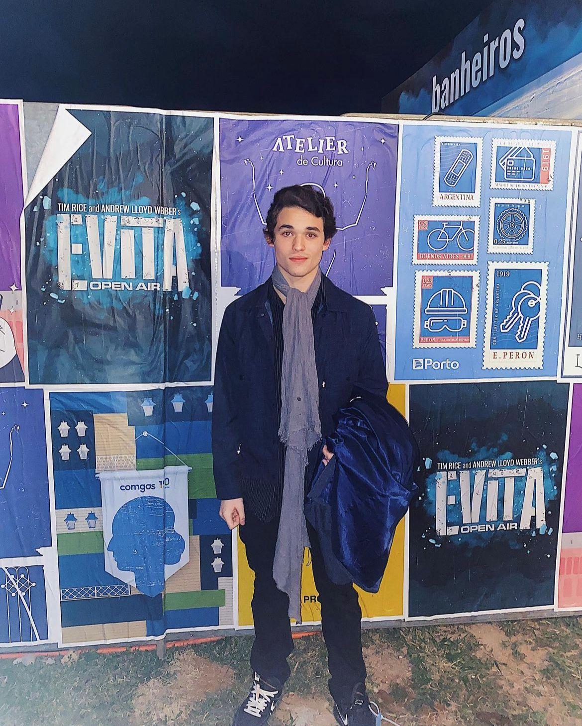 Theo Barreto estreia em EscolinhaZinha do Professor Raimundo musical dirigido por Cininha de Paula