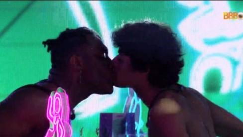 Ator Gabriel Santana e o médico Fred Nicácio trocam beijo na boca em 1ª festa