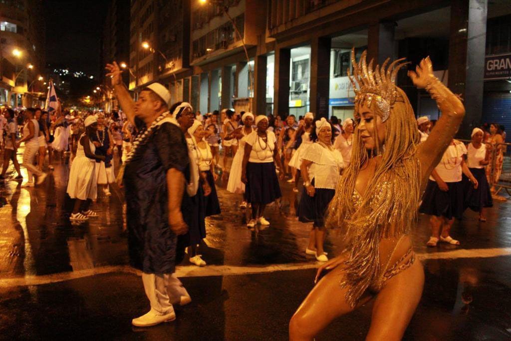 No Dia da Visibilidade Trans, Mulher Abacaxi mostra todo seu samba no pé em ensaio de rua: 