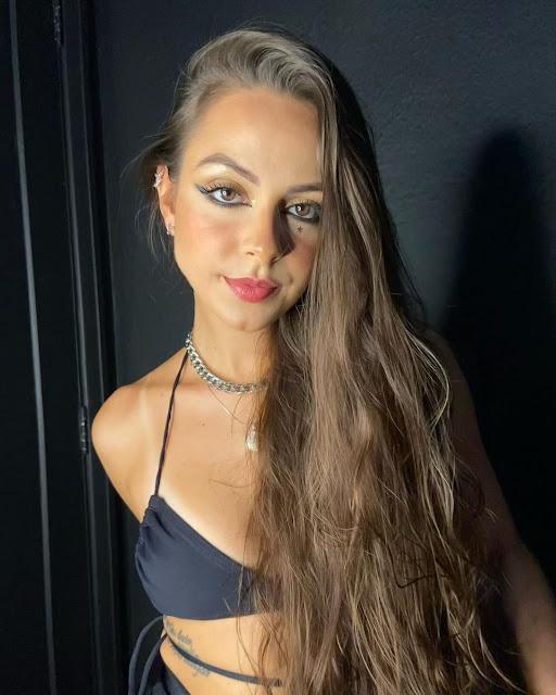 Yasmim Sant'anna está em turnê com a peça Violetas na Janela, pelo Rio Grande do Sul