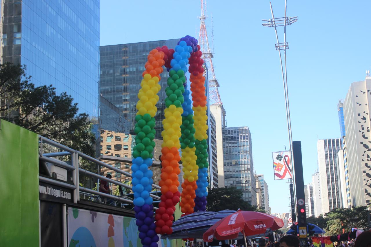27ª Parada do Orgulho LGBT+ de São Paulo reúne multidão na Avenida Paulista