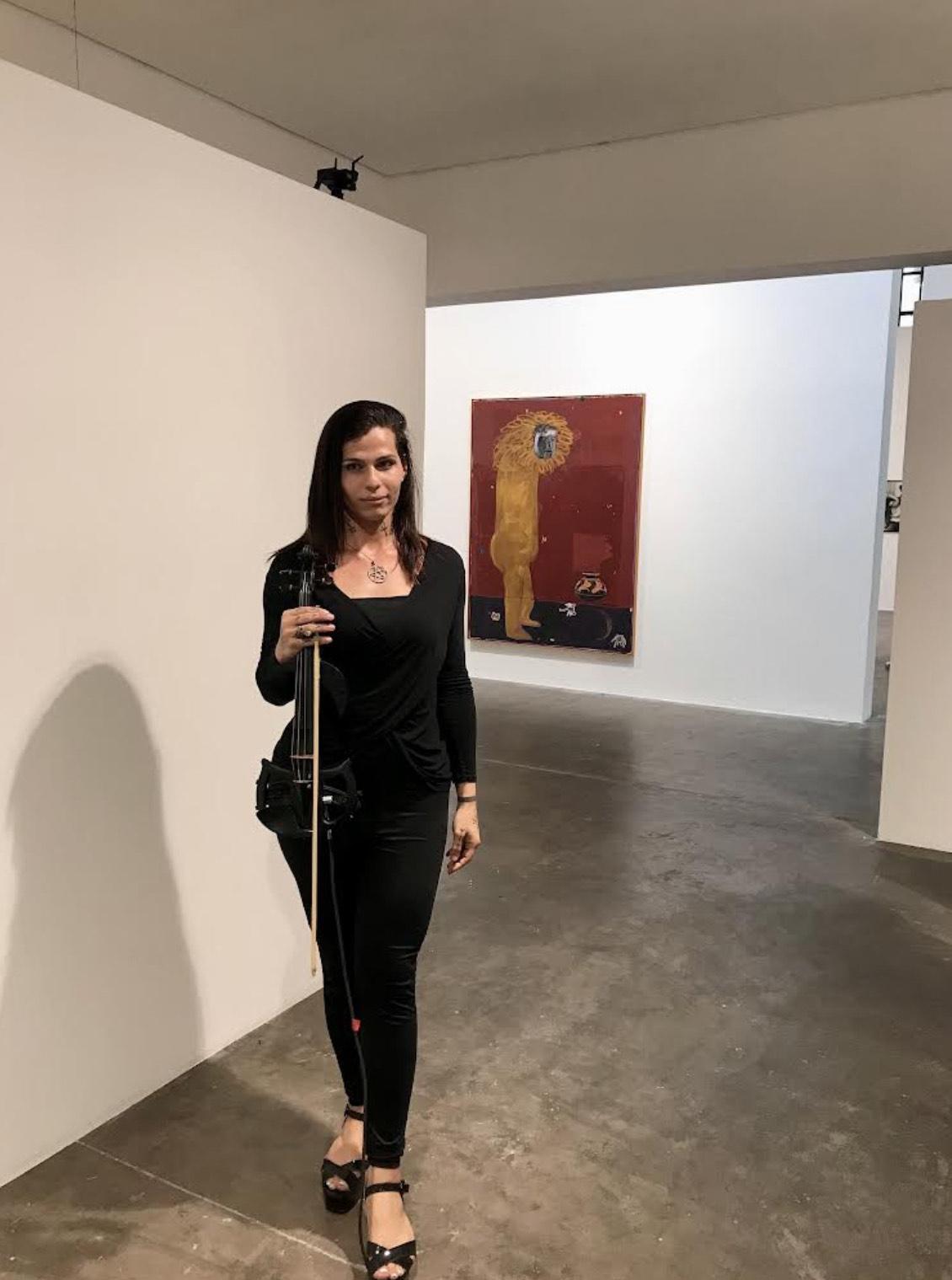 Violinista transgênero Nathália Rodrigues é convidada por Germano Dushá para exposição artística em São Paulo