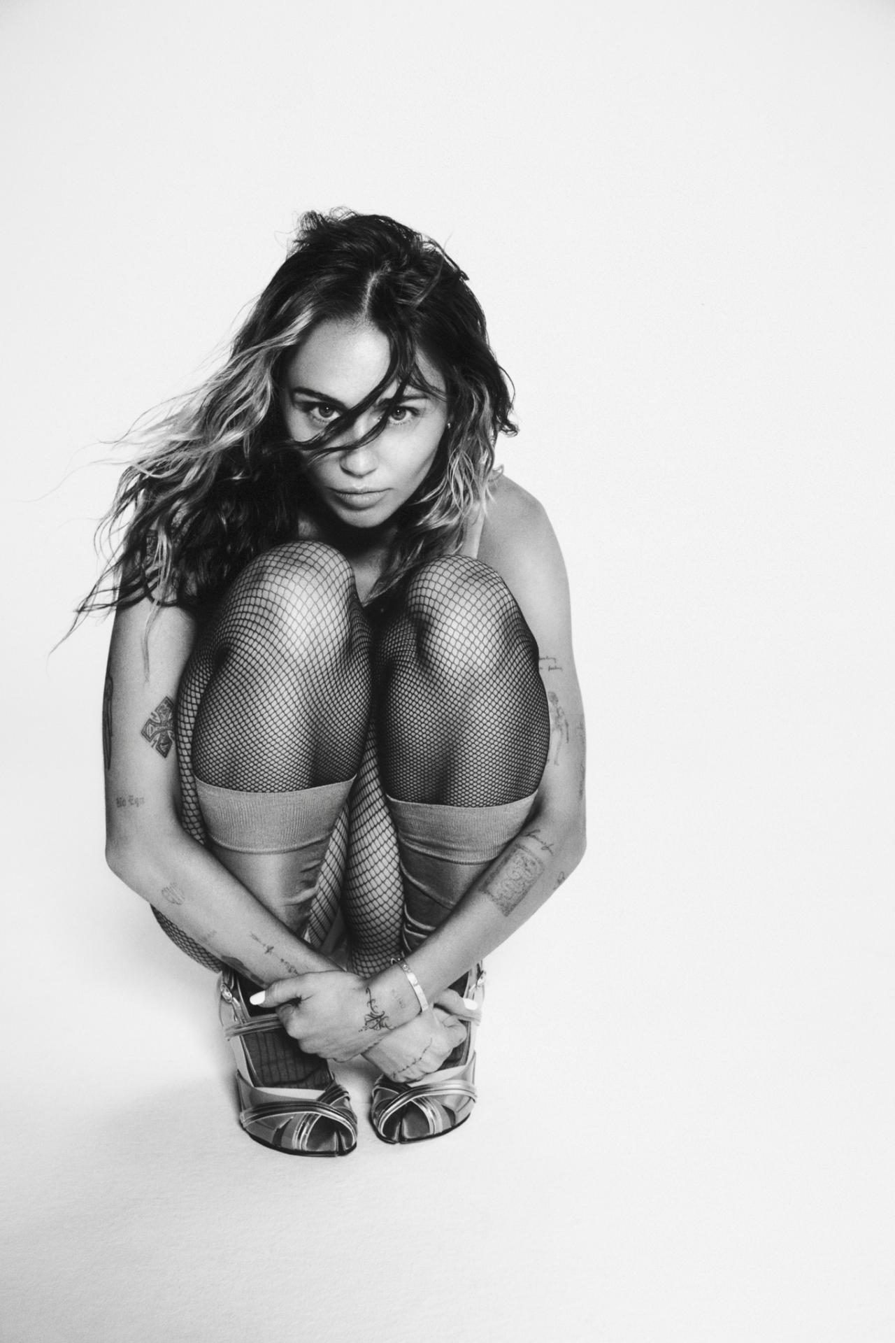 Miley Cyrus lança o reflexivo novo single 