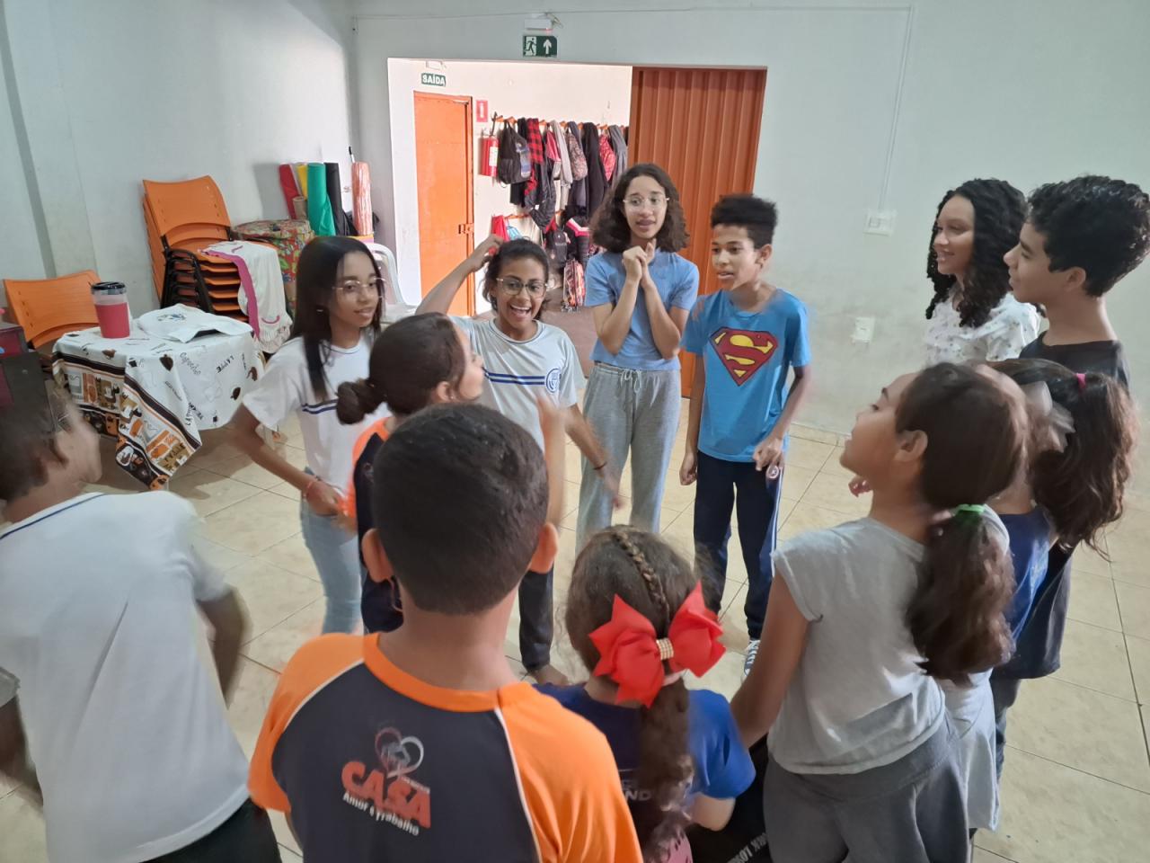 Projeto Artes Cênicas do EMCANTAR Social transforma crianças e jovens em Uberlândia