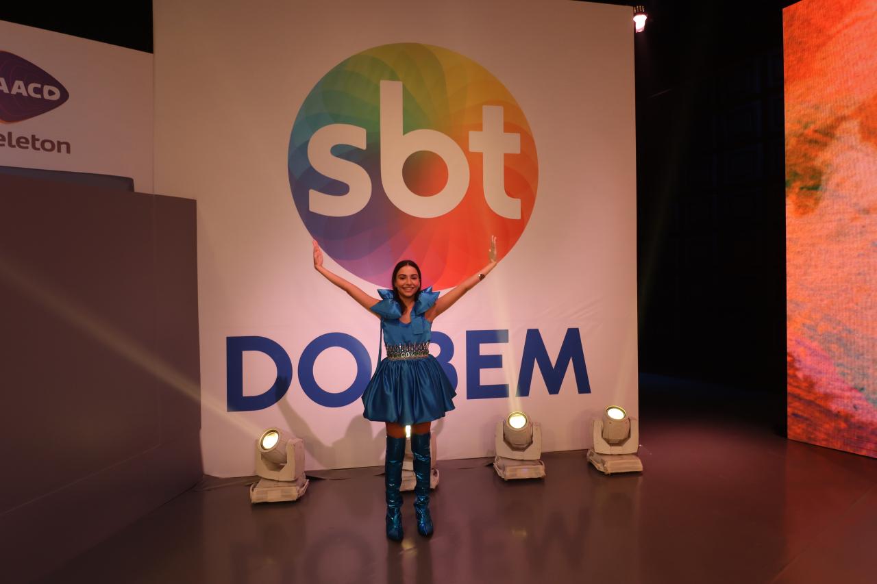 Apresentadora Laluche Brilha no Teleton 2023 da AACD e Contribui para Arrecadação Recorde