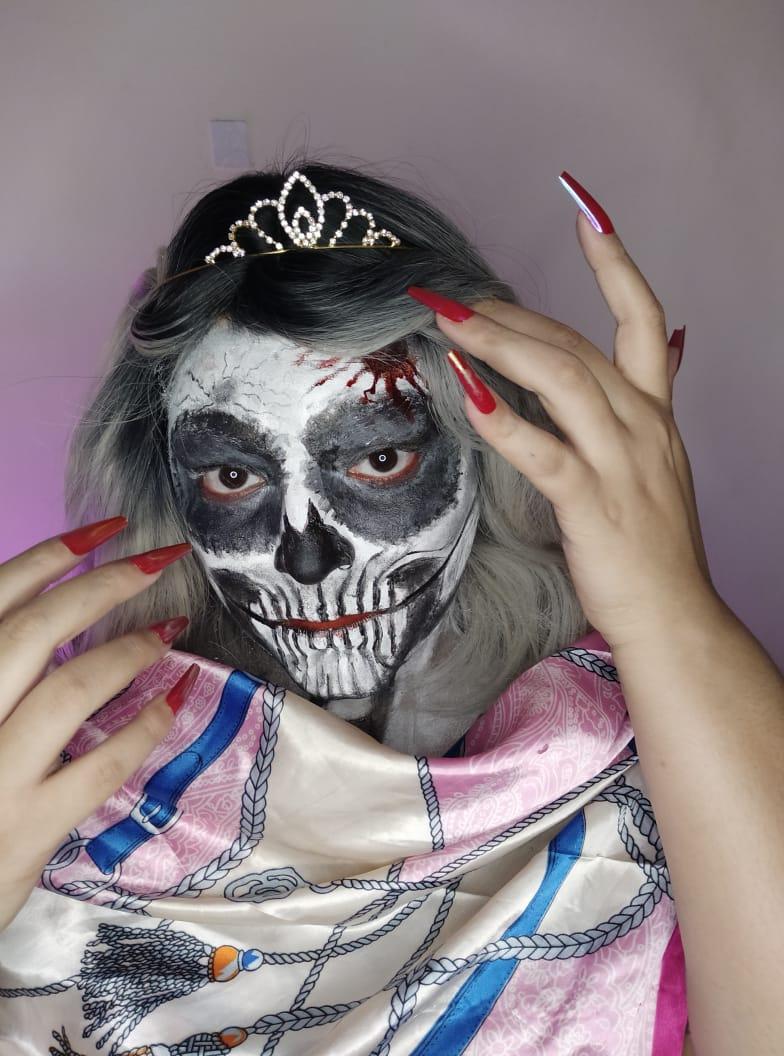Drag Queen Ellen Moon aproveita o Halloween e faz uma série de vídeos com convidados para regionalizar a data.