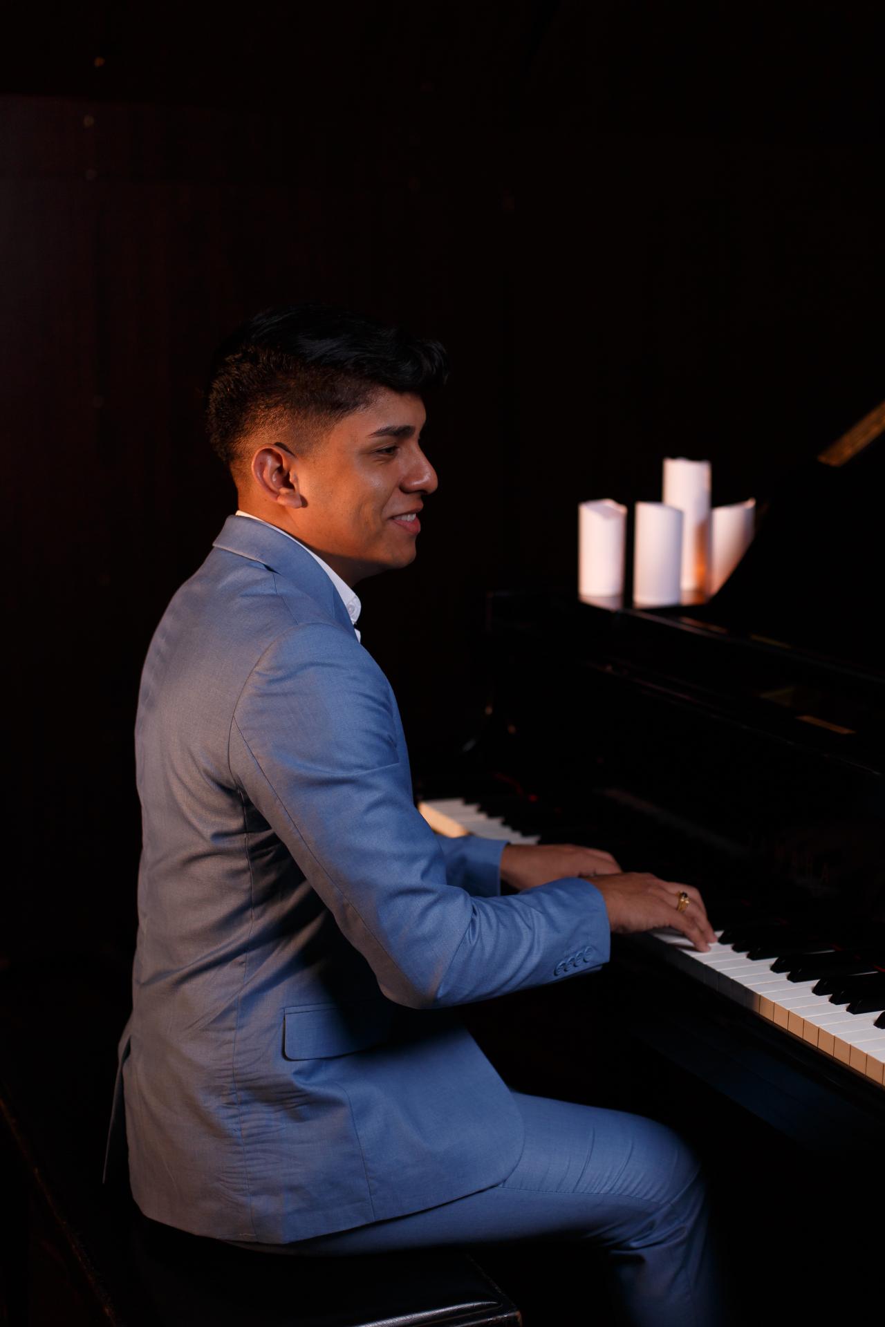 À luz de velas: Rodrigo Schumacher apresenta recital de formatura em canto lírico pelo Instituto Carlos Gomes, em Belém