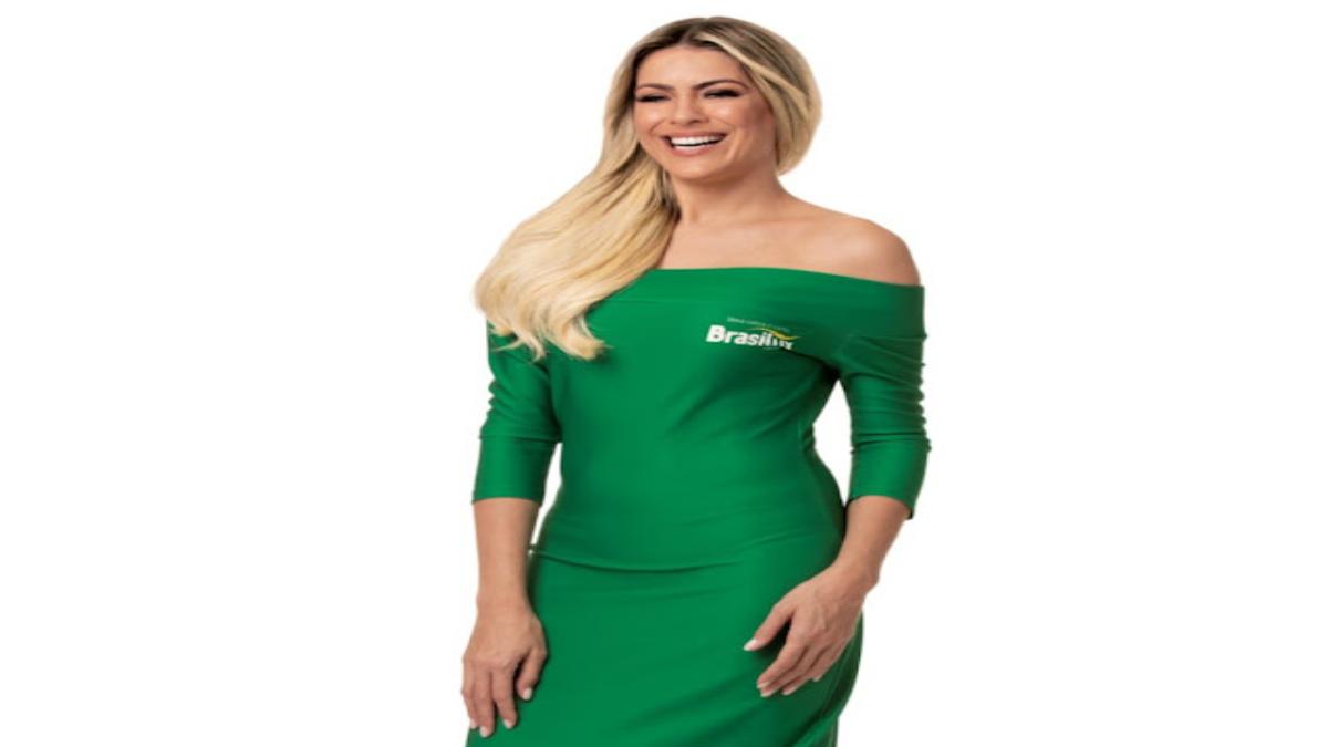 Renata Fan realça com seu carisma o estande da Brasilux na Haus Decor Show