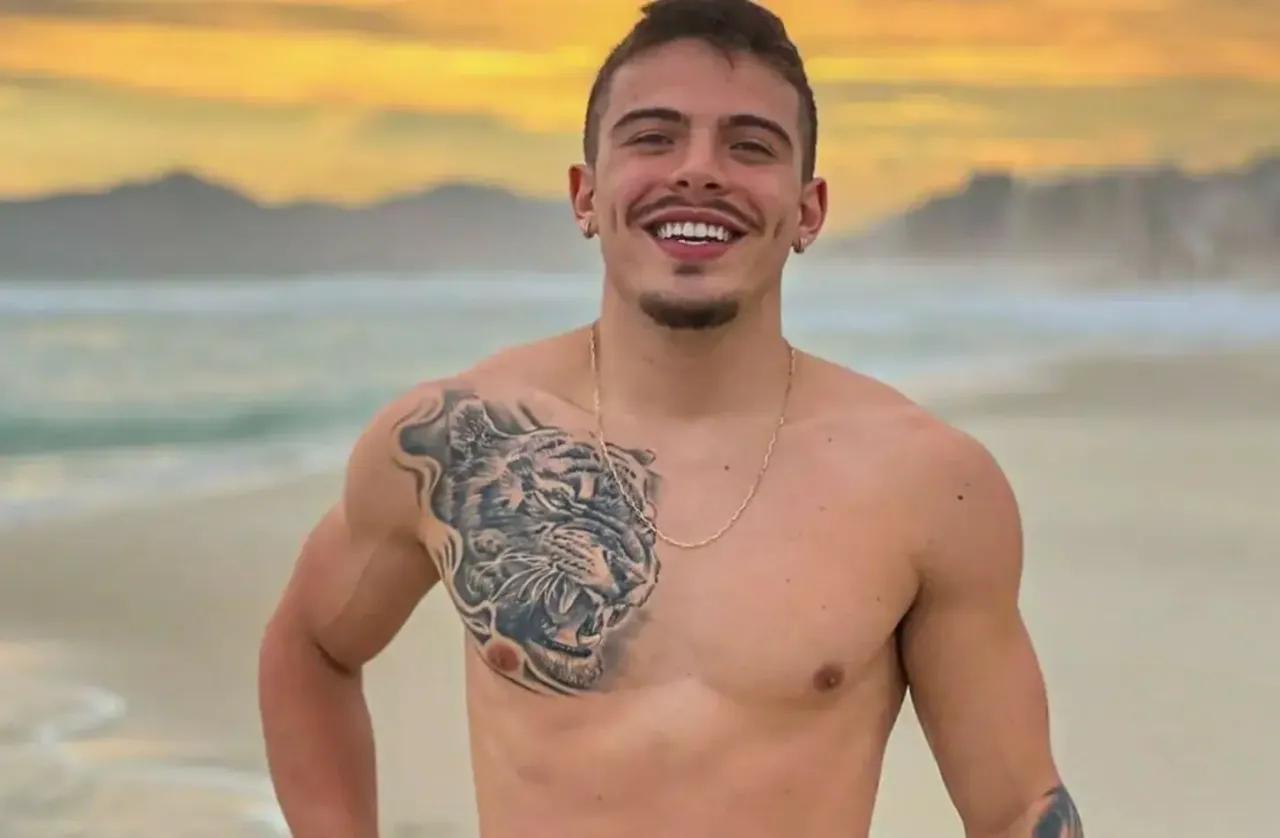 Thomaz Costa anuncia venda de cuecas usadas por R$ 800,00