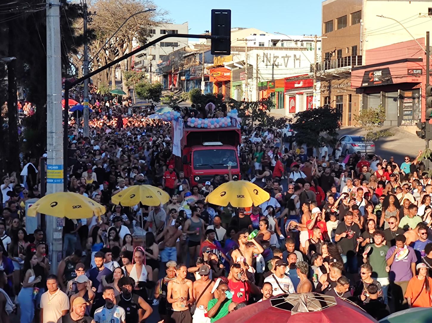 150 MIL PESSOAS MOVIMENTAM AS RUAS DE CONTAGEM NA 18º PARADA LGBTQIAPN+