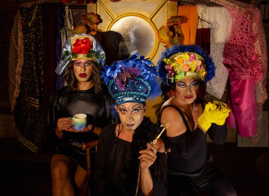 Espetáculo 'As Mal Criadas' traz humor e irreverência com Drags Themônias no elenco