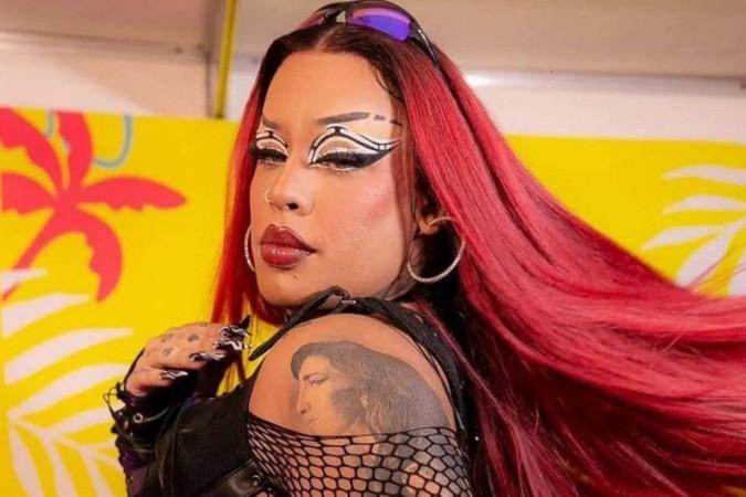 Gloria Groove entrega Prêmio da Excelência Musical a Lulu Santos em noite de homenagens no Latin Grammy Week