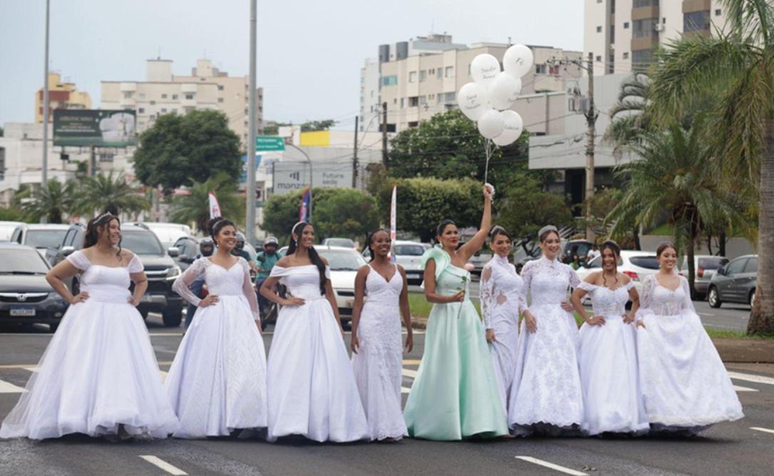 Desfile da Esperança é realizado na Av. Rondon Pacheco pela estilista Maísa Pires