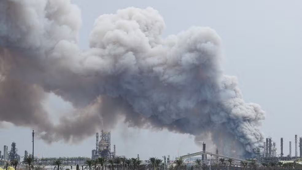 Fumaça sobe após ataque à refinaria de petróleo da Bapco em Sitra, no Bahrein, em 9 de março de 2026. — Foto: Stringer | Reuters.