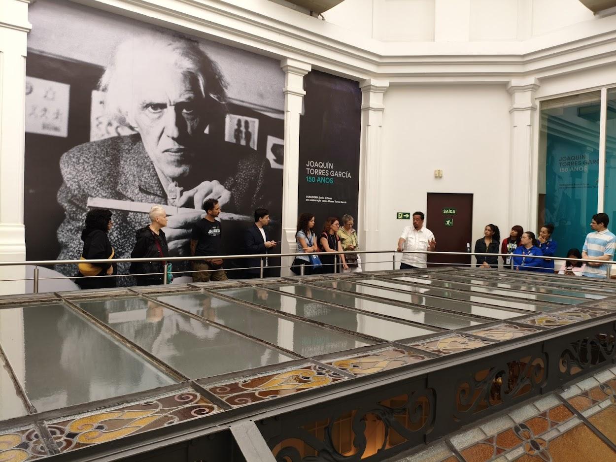 Saulo di Tarso, curador da exposição e artista, em fala com visitantes convidados na área externa da exposição no 4° andar do CCBB. Foto: Junior Vieira (Mundo GTV).