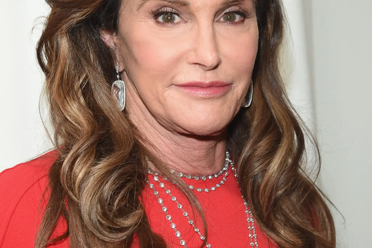 Caitlyn Jenner enfrenta barreiras para viajar após mudança em passaporte e apela a Trump por ajuda