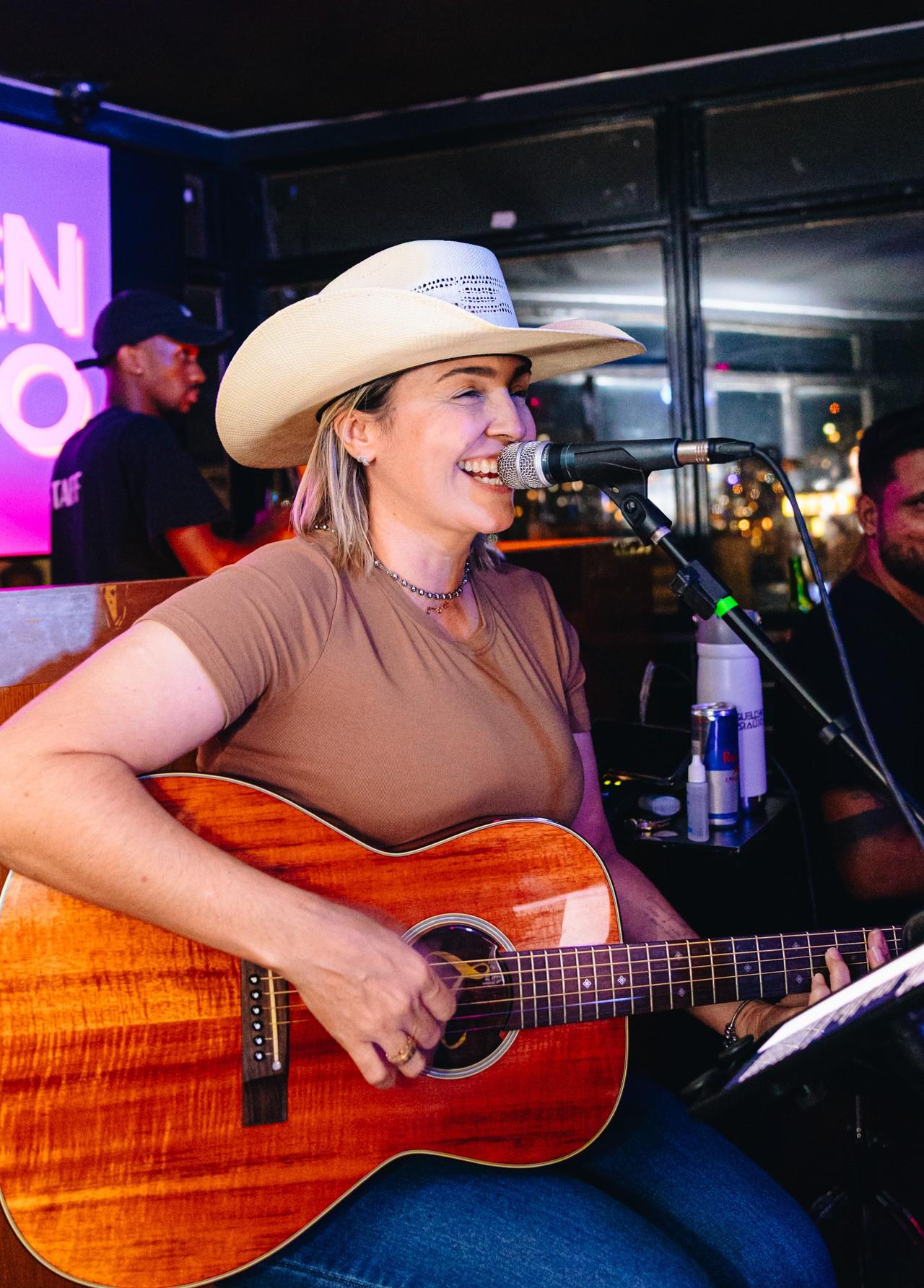 Mulher, lesbica e cantora sertaneja: Suellen Araújo é homenageada por sua trajetória e representatividade na música. 