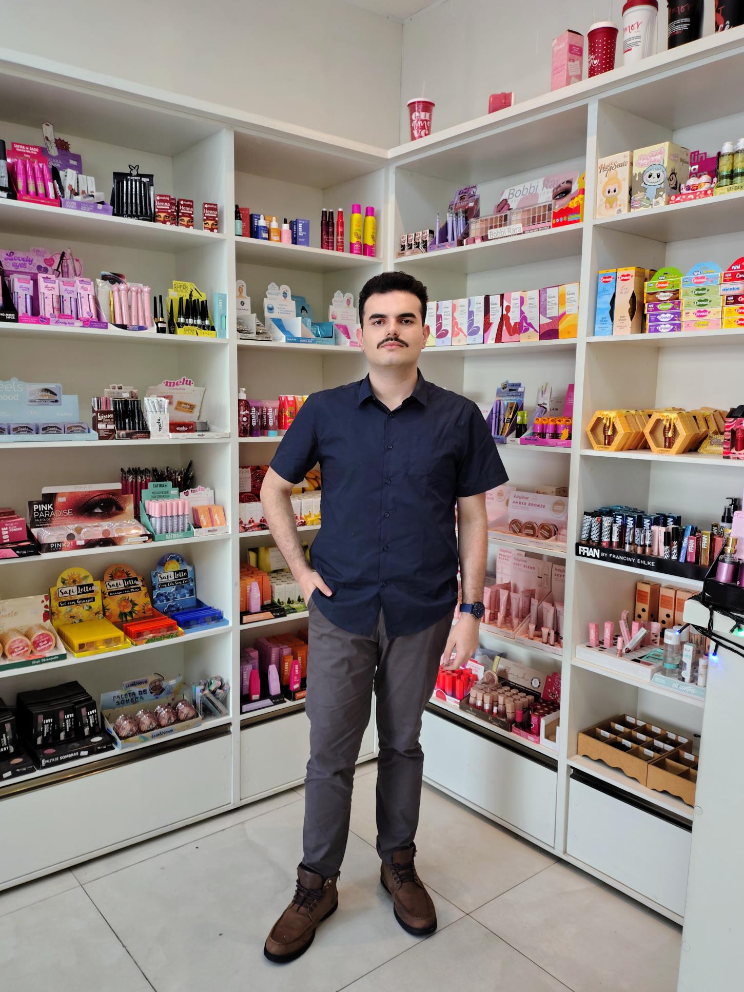 Pedro Colucci em sua longa de maquiagens Kirei Beuaty. Foto: Caio Andrade.