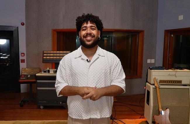 Ivyson apresenta versões reimaginadas de seu repertório no O Novo Sempre Vem 