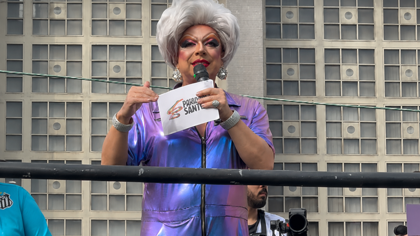 9ª Parada do Orgulho LGBTQIA+ reúne milhares de pessoas nas ruas de Santos neste domingo