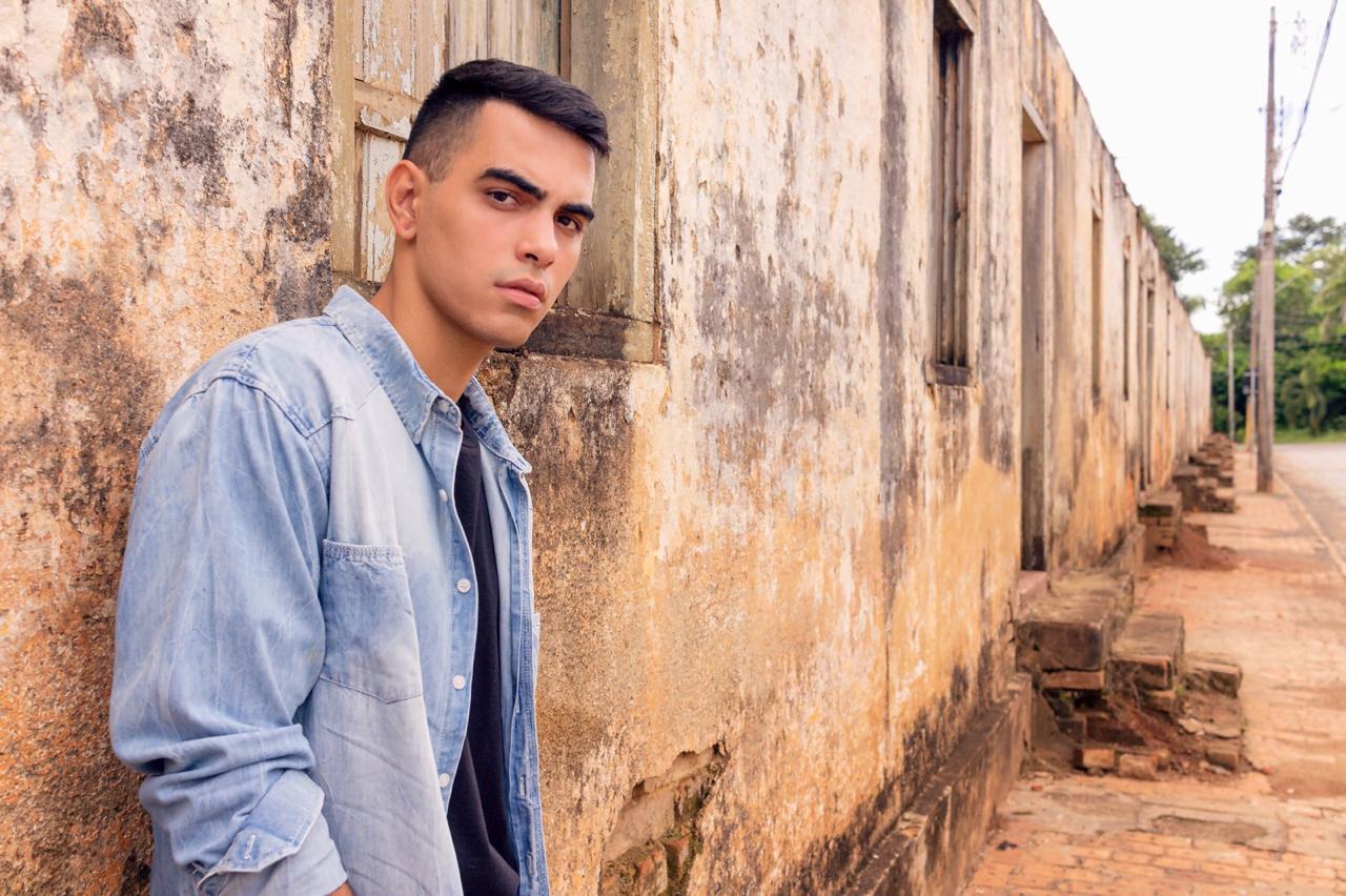 Do Caos à Calmaria: Raphael Reyy Transforma Cicatrizes em Arte na Nova MPB Pop
