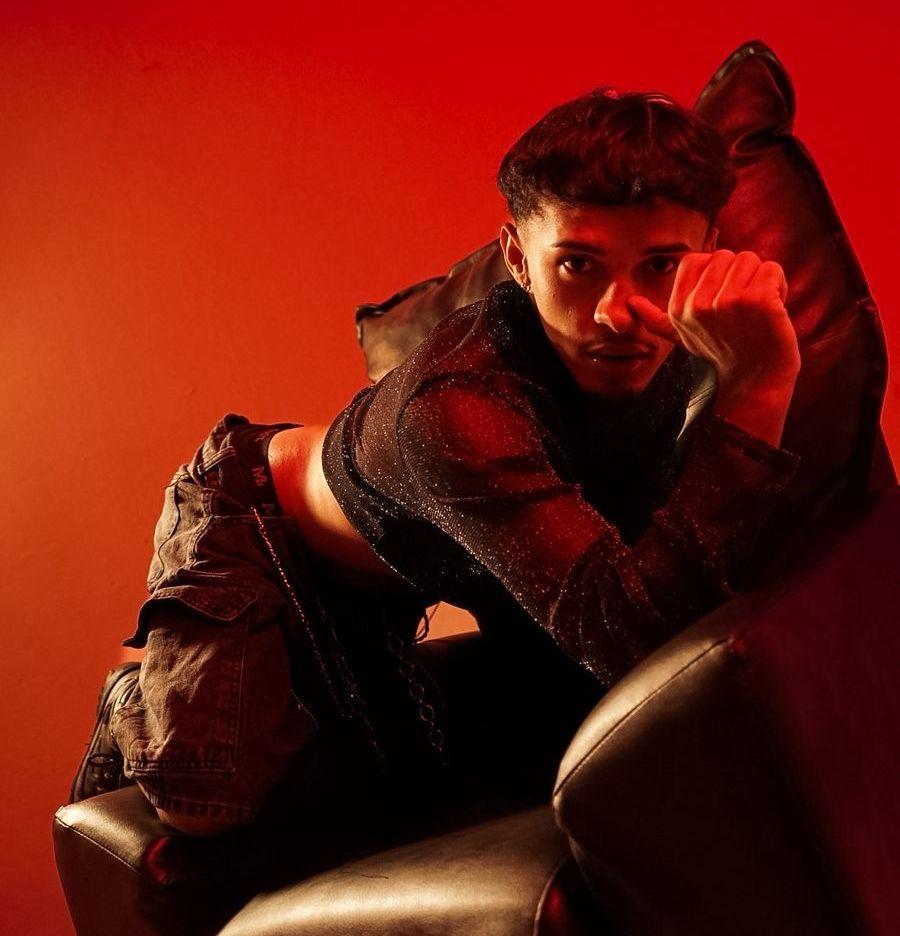 O Calor da Noite: MayconB injeta crueza e beats magnéticos na engrenagem do pop urbano com o EP ‘Cabaré’
