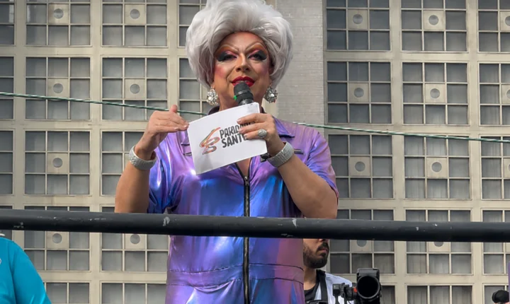 9ª Parada do Orgulho LGBTQIA+ reúne milhares de pessoas nas ruas de Santos neste domingo