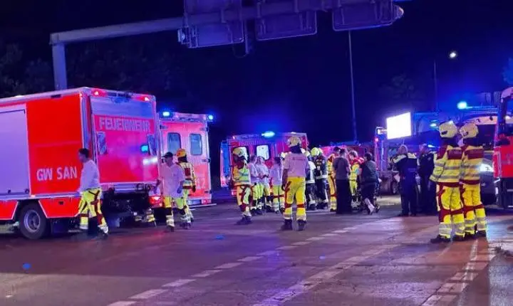 Carro atropela multidão durante Parada do Orgulho de Berlim e deixa um morto e 17 feridos