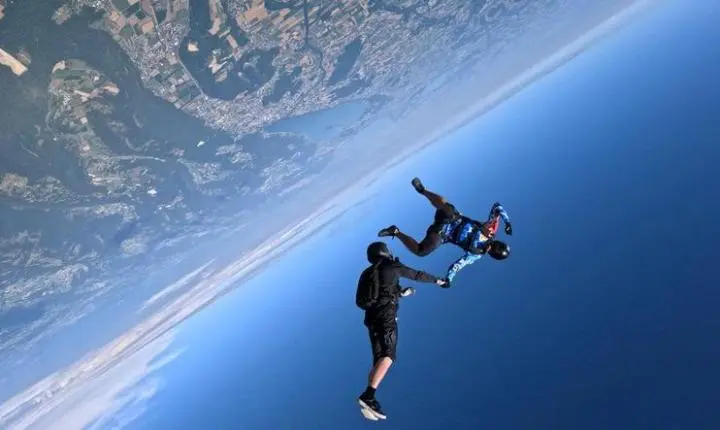 Céu de outono: o melhor para saltar de paraquedas