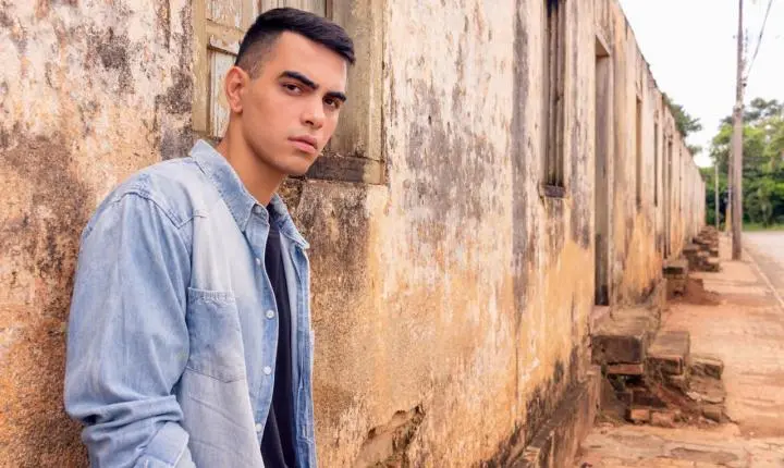 Do Caos à Calmaria: Raphael Reyy Transforma Cicatrizes em Arte na Nova MPB Pop