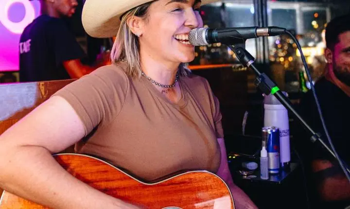 Mulher, lesbica e cantora sertaneja: Suellen Araújo é homenageada por sua trajetória e representatividade na música. 