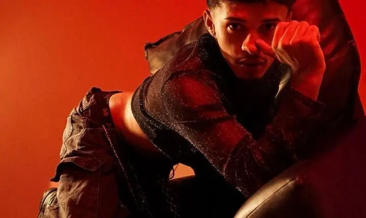 O Calor da Noite: MayconB injeta crueza e beats magnéticos na engrenagem do pop urbano com o EP ‘Cabaré’